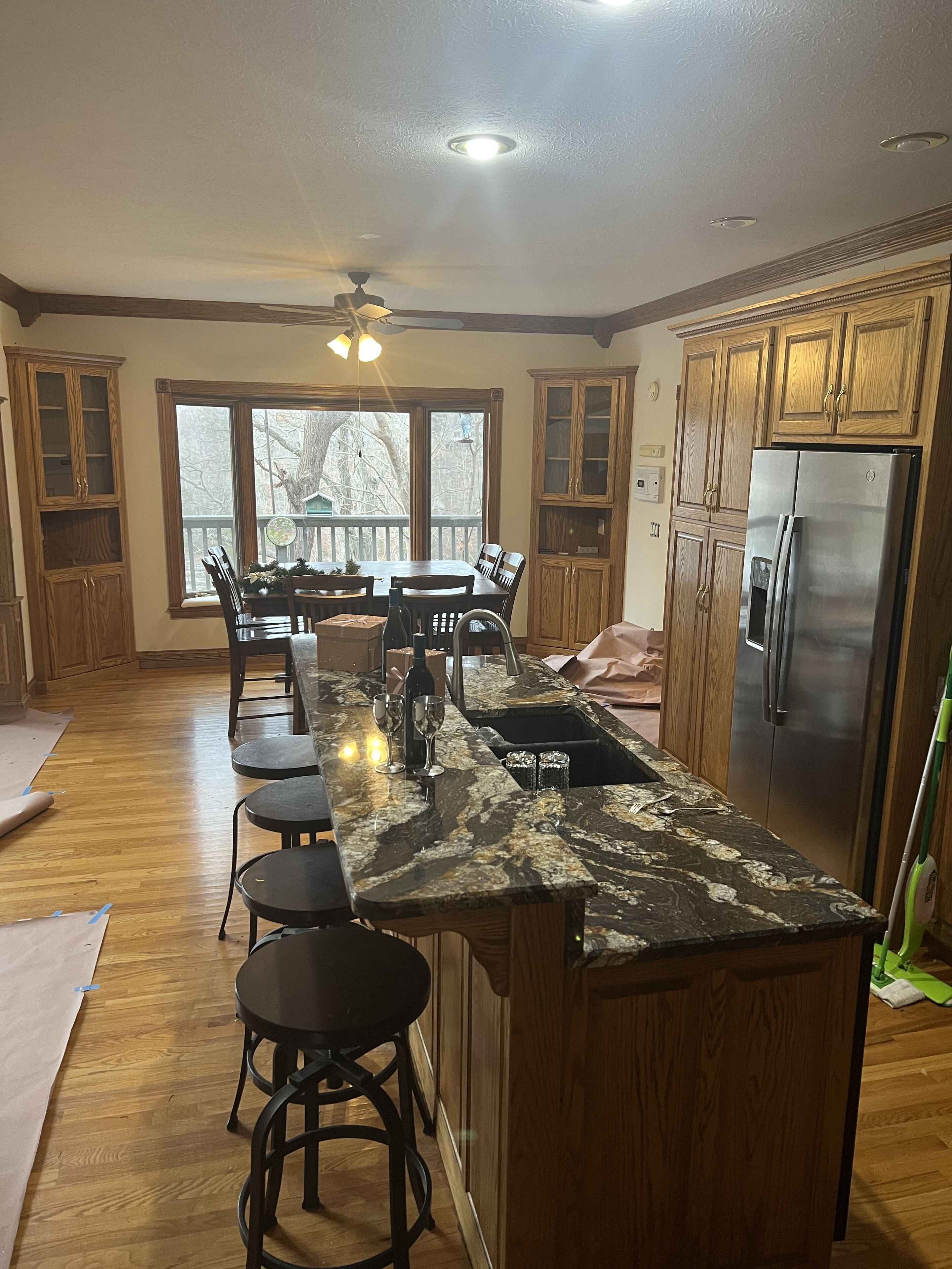 Frigorífico, microondas, horno y placa de cocina