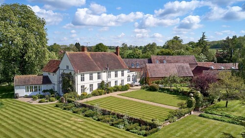 Kington Grange - sleeps 16 guests in 7 bedrooms