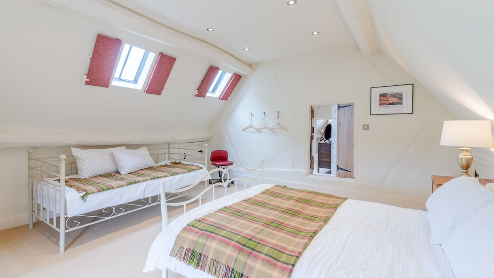 Kington Grange, Claverdon sleeps 17 guests in 8 bedrooms Warwick