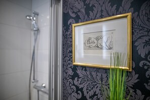 Dusche, Haartrockner, Seife, Shampoo