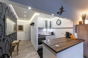 Fridge, microwave, oven, stovetop - Stylish apartment in the heart of Hahnenklee with a great view of the lake (Goslar)