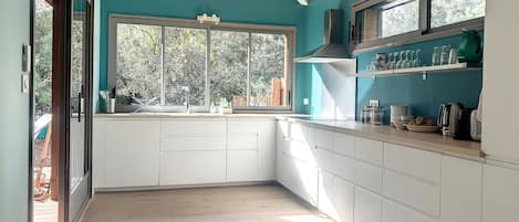 Een koelkast, een microgolfoven, een oven, een kookplaat
