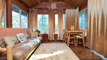 Een smart-tv, een open haard, een dvd-speler en boeken