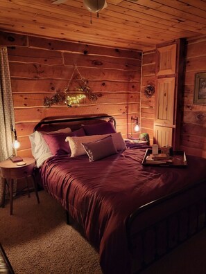 3 bedrooms, in-room safe, desk, free WiFi - Cozy Cabin in the Woods (Danbury)