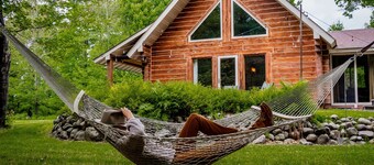 Lulu’s Lodge: Cozy Woods Cabin w/ Hot Tub + Stone Fireplace