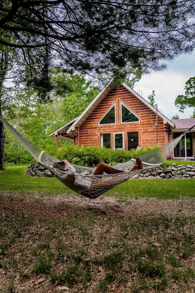 Lulu’s Lodge: Cozy Woods Cabin w/ Hot Tub + Stone Fireplace