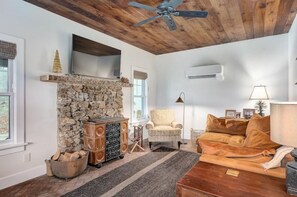 Smart TV, fireplace, books, stereo