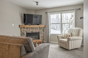 Fernseher, Kamin, Bücher