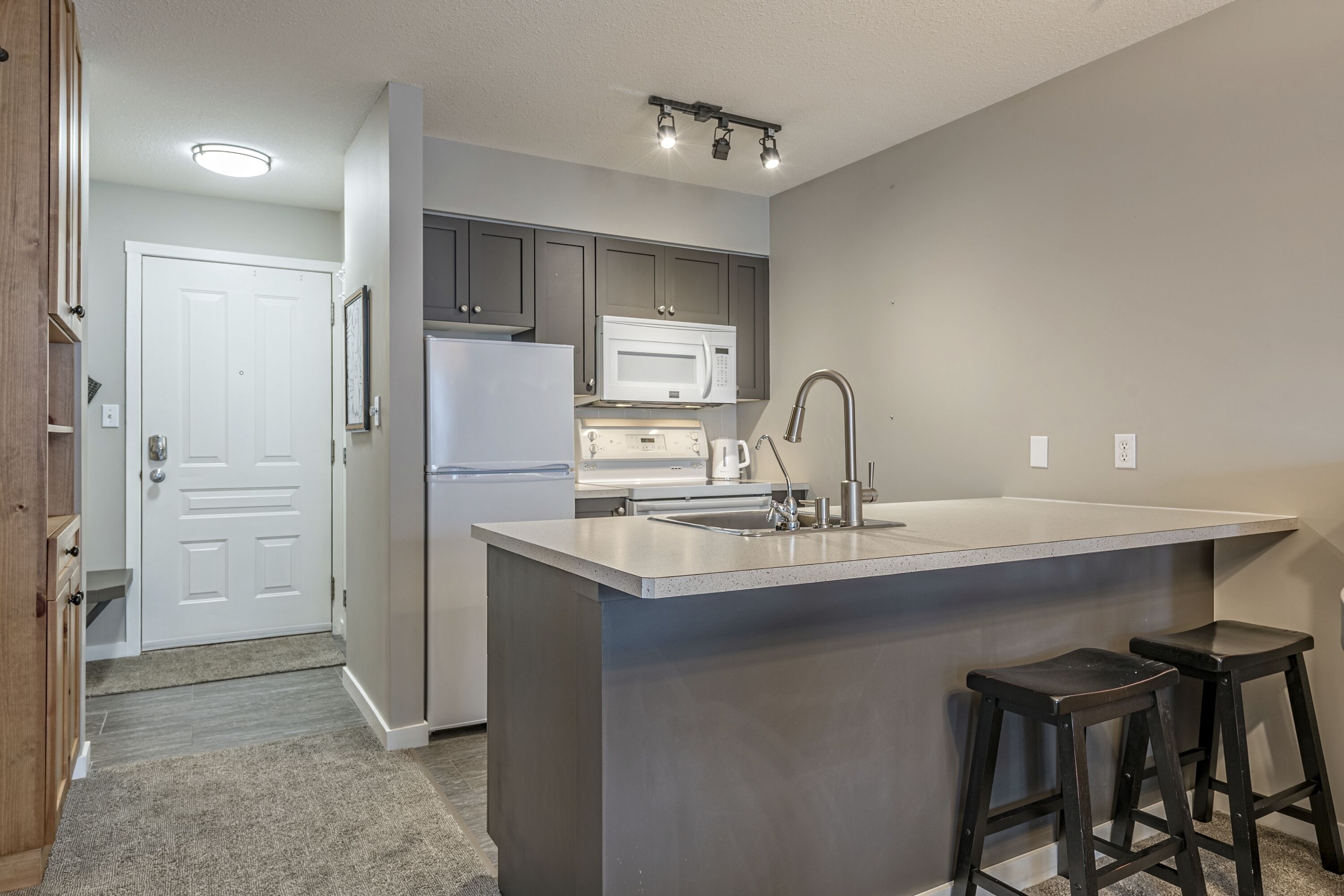 Réfrigérateur, micro-ondes, four, plaque de cuisson