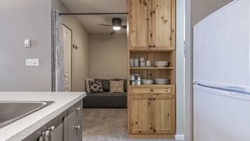 Réfrigérateur, micro-ondes, four, plaque de cuisson