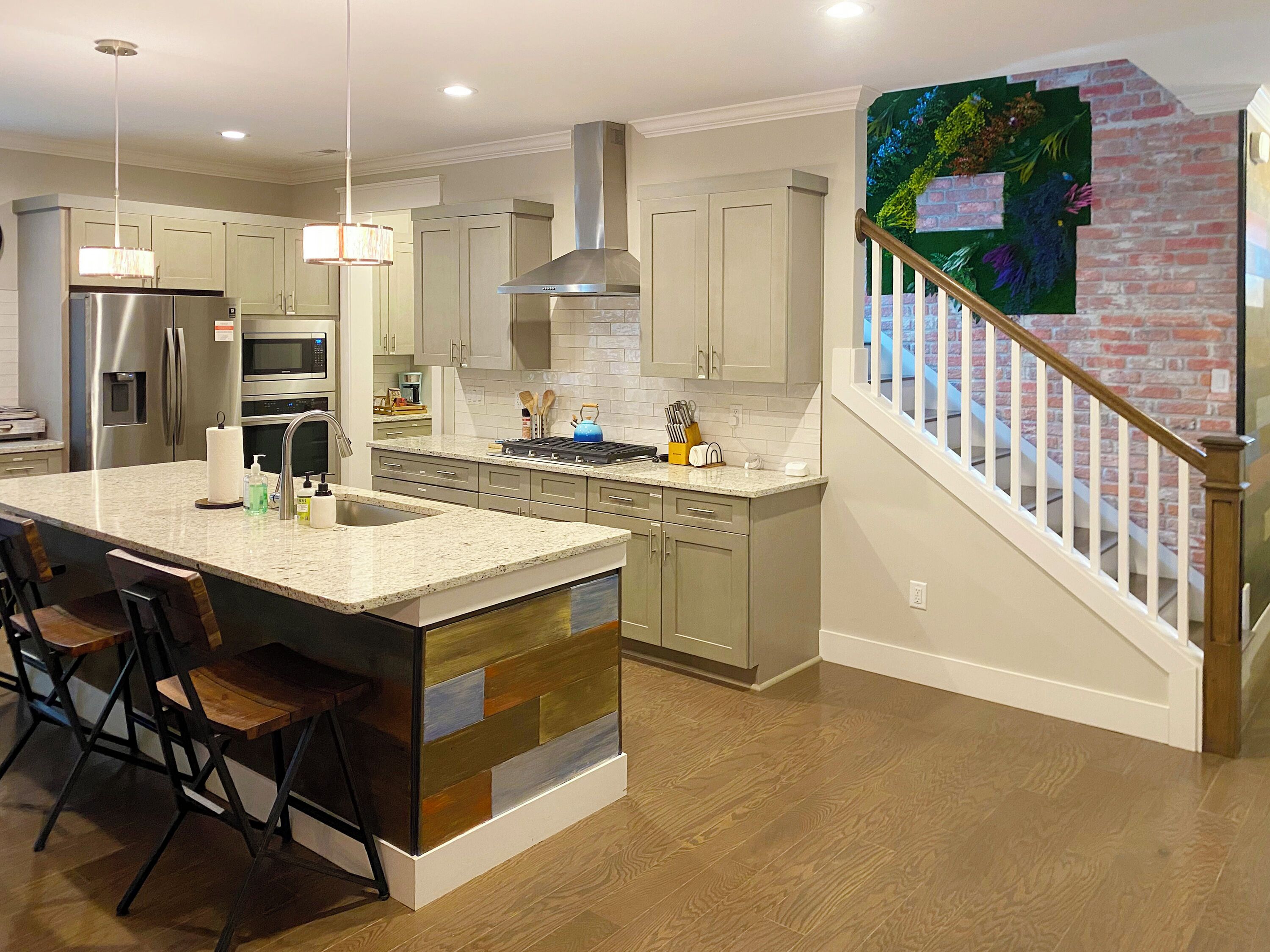New Luxury Modern Home With Rustic Accents. 3 min-DT BM, I-40. Pet & EV Friendly