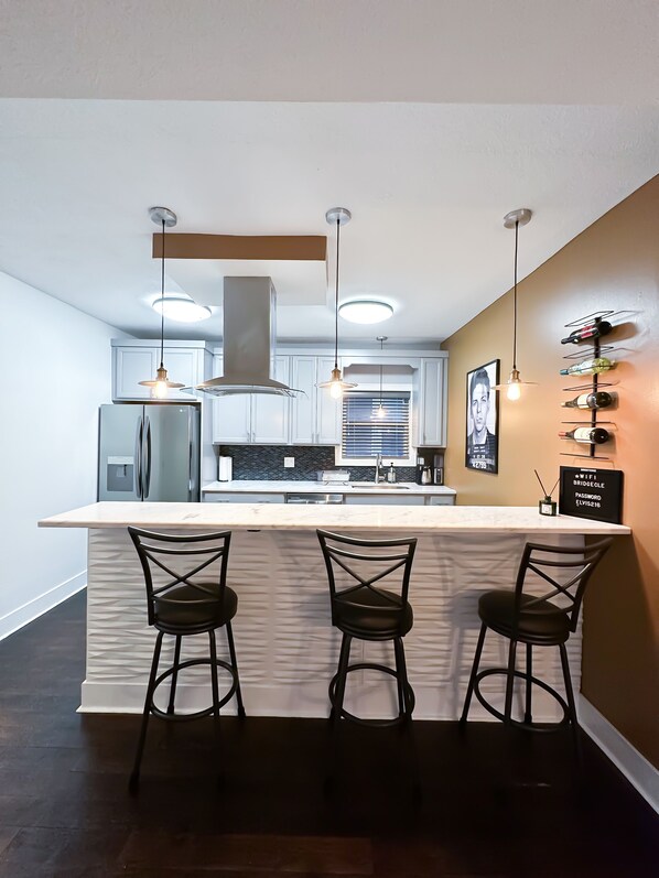 Fridge, microwave, oven, stovetop - Home | Ohio City | Cleveland | King Suite (Cleveland)