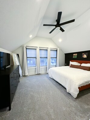 2 bedrooms, desk, WiFi, bed sheets - Home | Ohio City | Cleveland | King Suite (Cleveland)