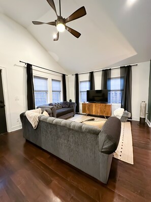 TV, books - Home | Ohio City | Cleveland | King Suite (Cleveland)