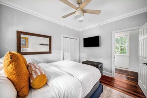 4 bedrooms, desk, iron/ironing board, WiFi