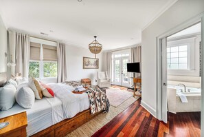 4 bedrooms, desk, iron/ironing board, WiFi - Captain's Quarters (Atlanta)