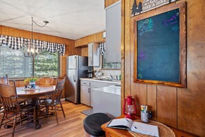 ثلاجة، ميكروويف، فرن، ماكينة لصنع القهوة/الشاي