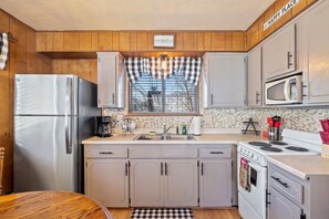 Fridge, microwave, oven, coffee/tea maker - Blue Spruce Cabin (Greer)