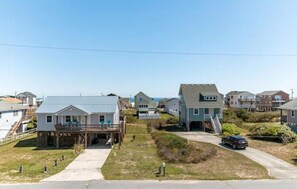 A residential area with houses featuring front porches and a clear sky. - DownWinder- Spacious 3 BR House - Walk to Beach (Kitty Hawk)