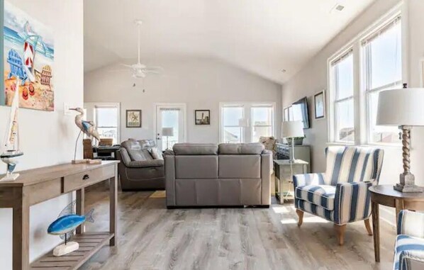 TV - DownWinder- Spacious 3 BR House - Walk to Beach (Kitty Hawk)