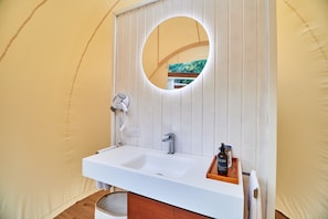 Tente Design | Salle de bain | Douche, sèche-cheveux, serviettes fournies, savon