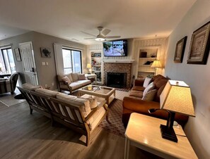 Smart TV, fireplace - KH Escape! Pool+Tennis+Basketball+0.8 mi to Beach! (Kitty Hawk)