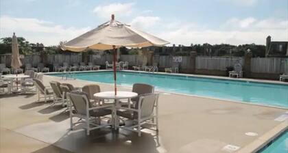 KH Escape! Pool+Tennis+Basketball+0.8 mi to Beach!