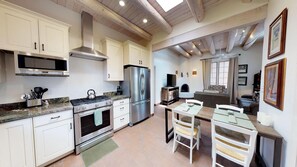 Fridge, microwave, oven, stovetop - Cactus Casita -2/2-Downtown, Walk to Plaza! (Santa Fe)