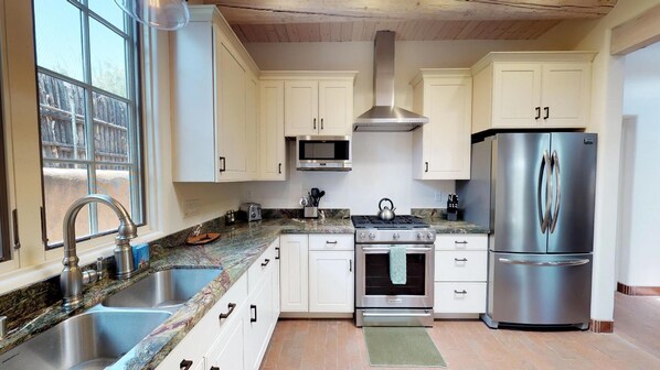 Refrigerador, microondas, horno, placa de cocina