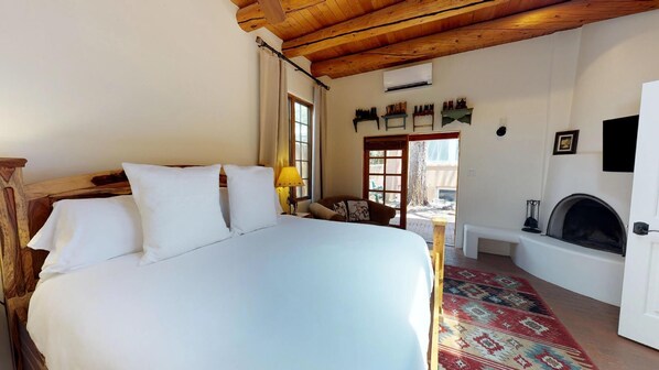2 habitaciones, escritorio y tabla de planchar con plancha 