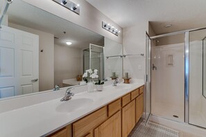 Combined shower/bathtub, hair dryer, towels - Ariel Dunes I #810 (3bd/3ba) (Miramar Beach)