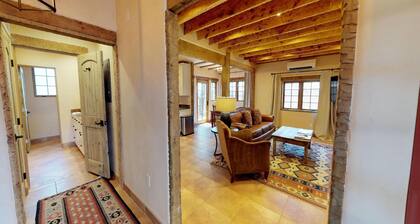 Black Mesa Casita: Just a 5 minute walk to the Plaza!