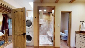 Badewanne, Haartrockner, Handtücher
