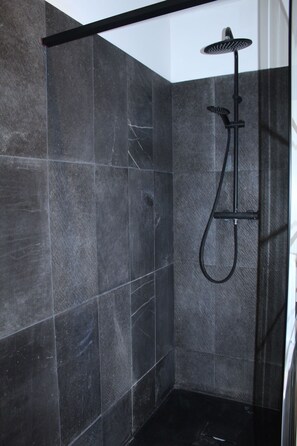 Een douche, handdoeken, toiletpapier