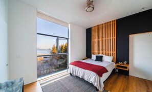 2 bedrooms, travel crib, free WiFi, bed sheets