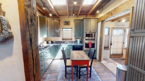 Fridge, microwave, oven, stovetop - Casita Madera - 1 Bed / 1 Bath, Full Kitchen (Santa Fe)