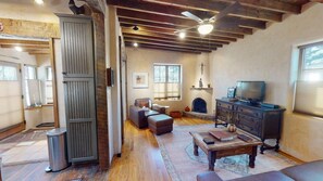 平板电视、壁炉、DVD 播放器