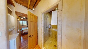 Bathtub, hair dryer, towels - Casita Madera - 1 Bed / 1 Bath, Full Kitchen (Santa Fe)