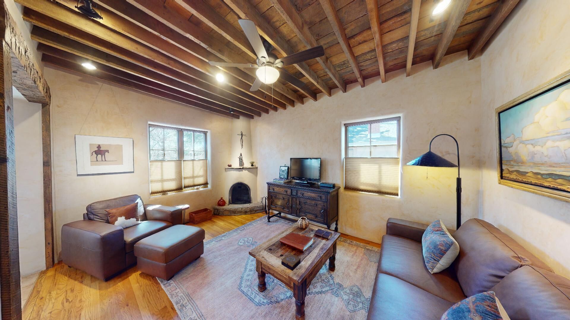 Fladskærms-tv, pejs, dvd-afspiller