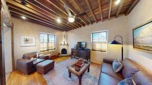Televisión de pantalla plana, chimenea y reproductor de DVD 