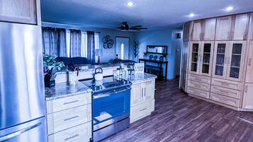 冰箱、微波炉、烤箱、炉灶