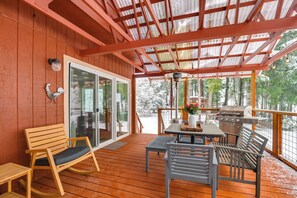 Outdoor dining - Yakima Riverfront Retreat! Cozy Cascades Cabin (Easton)