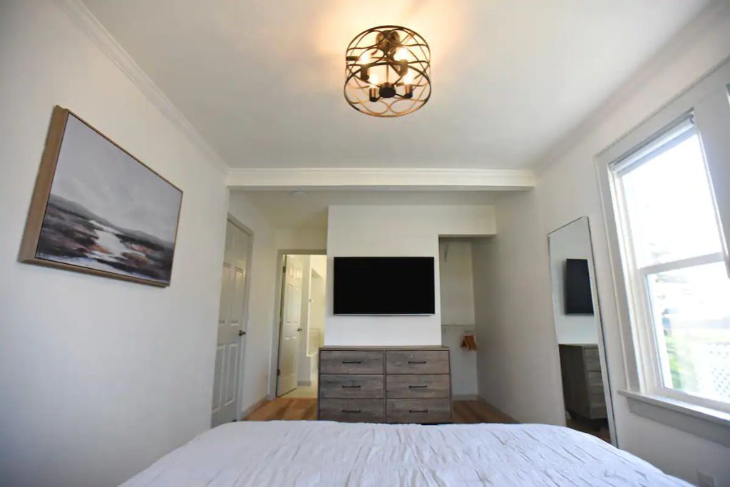 1 chambre, bureau, fer et planche à repasser, lit parapluie