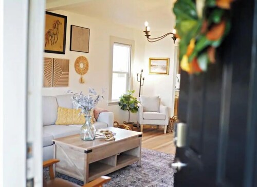 Cozy Cottage in East Peoria!