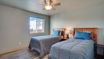 2 bedrooms, desk, WiFi, bed sheets