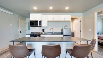 Fridge, microwave, stovetop, dishwasher