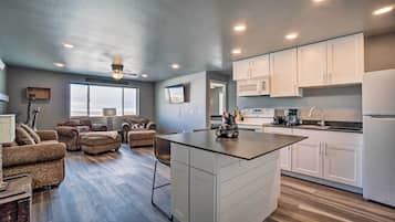 Fridge, microwave, stovetop, dishwasher