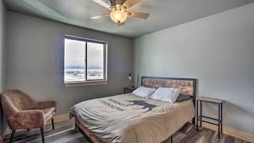 3 bedrooms, desk, free internet, bed sheets