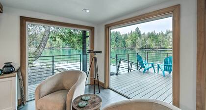 Dreamy Bayfront Cabin w/ View, Dock & Kayaks