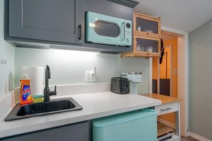 A kitchen with a white countertop, a sink, a toaster, a microwave, and a cabinet. - San Antonio Tiny Home, 4 Mi to Brackenridge Park (San Antonio)